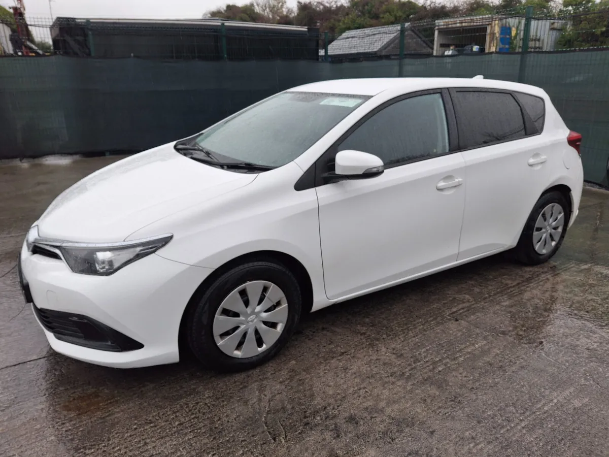 182 Toyota Auris 1.4 Diesel.Car van - Image 2