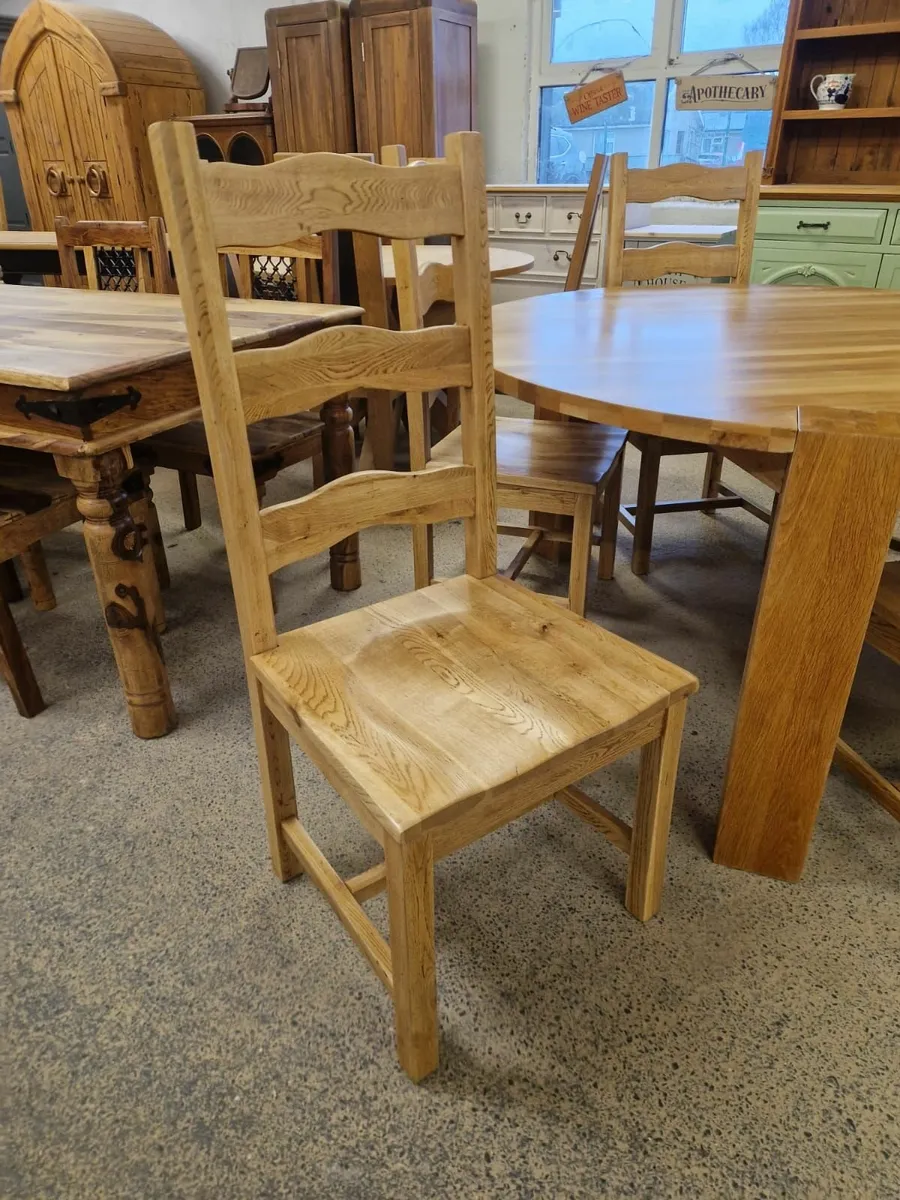 Round solid light oak table, 6 chairs - Image 3
