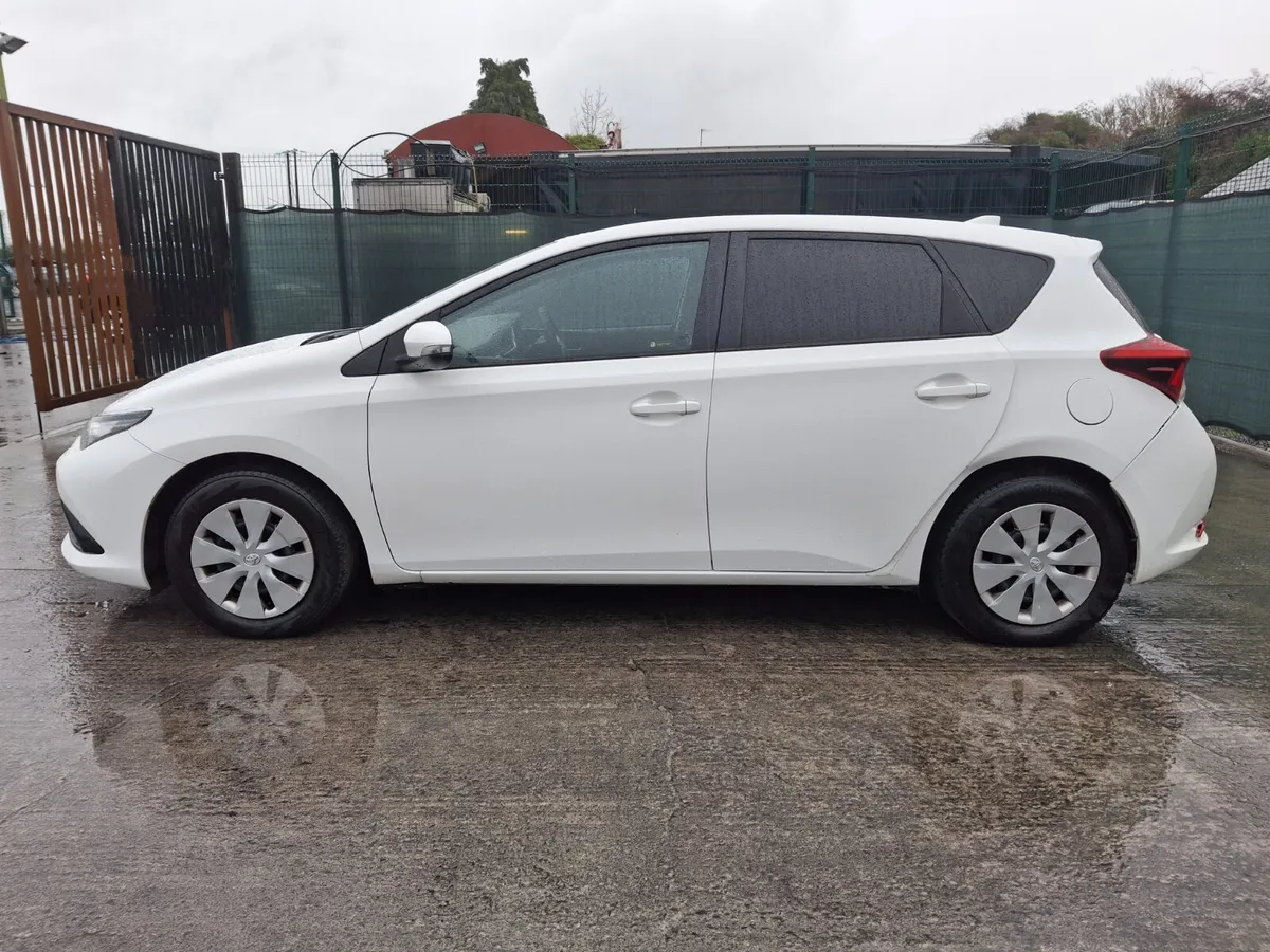182 Toyota Auris 1.4 Diesel.Car van - Image 4
