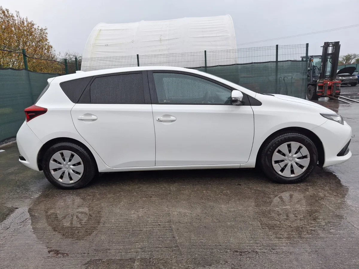 182 Toyota Auris 1.4 Diesel.Car van - Image 3