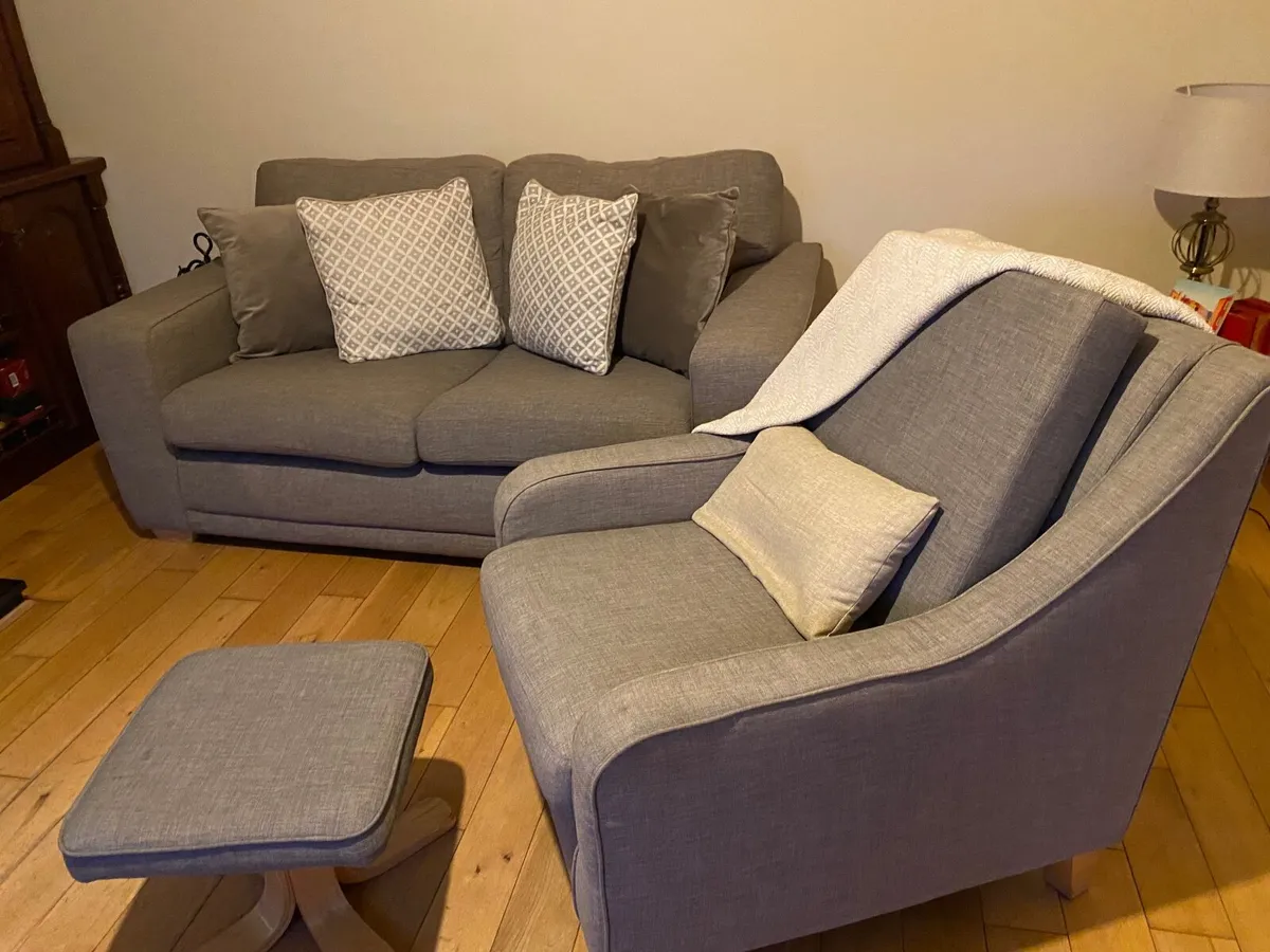 Suite of furniture - Image 1