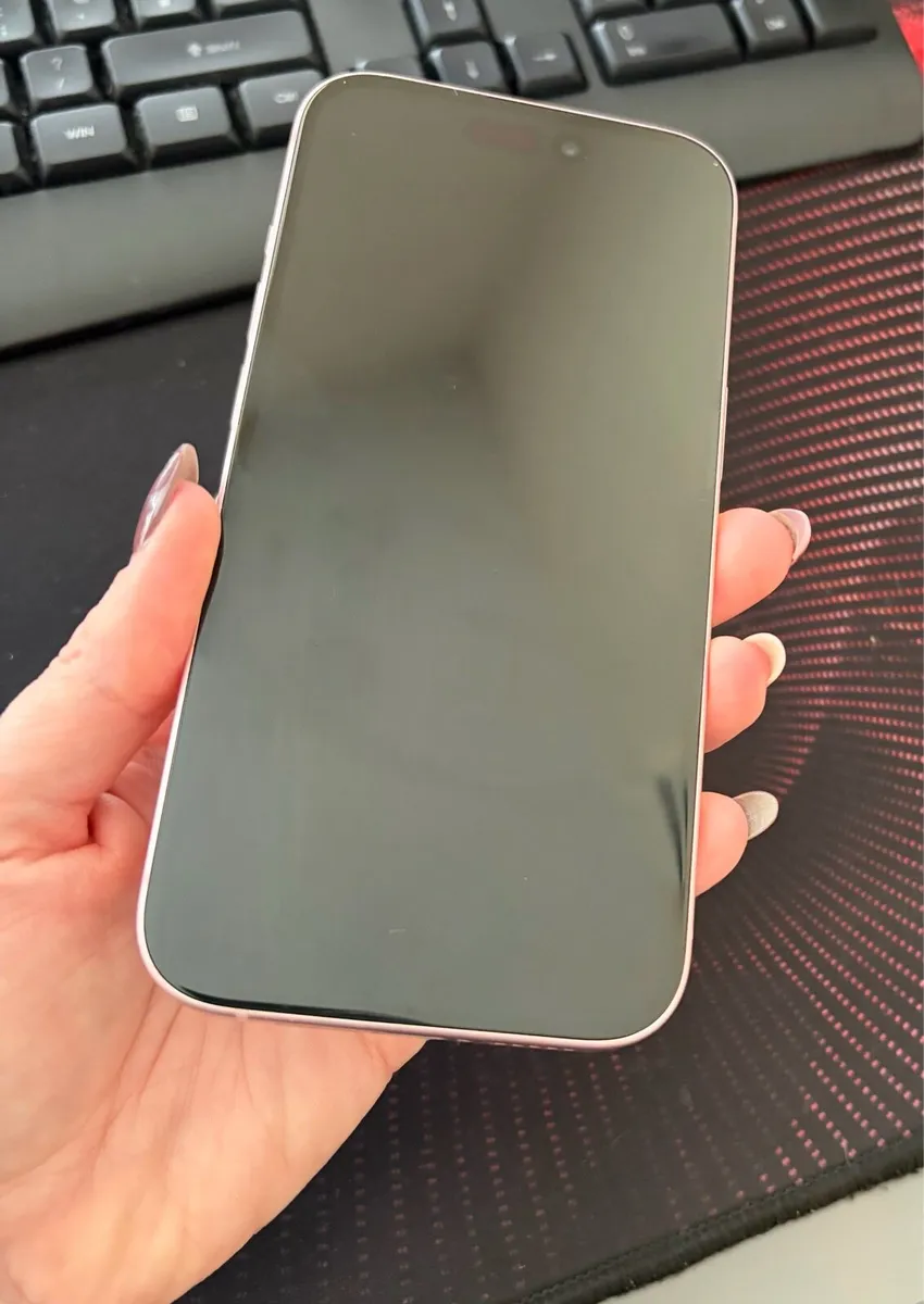 iPhone 15 - Image 3