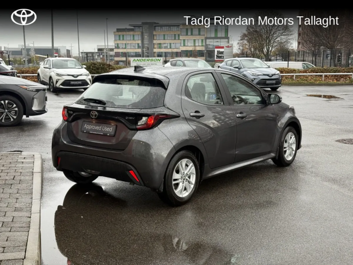 Toyota Yaris YARIS HYBRID 1.5 LUNA - Image 2