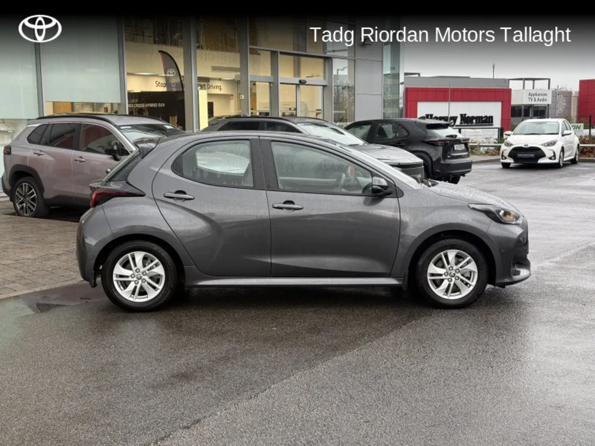 Toyota Yaris YARIS HYBRID 1.5 LUNA - Image 3