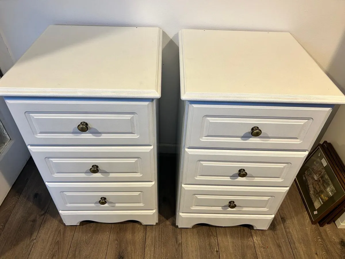 White bedside lockers pair - Image 1