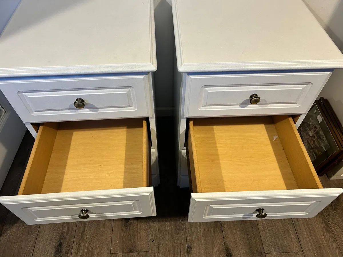 White bedside lockers pair - Image 2
