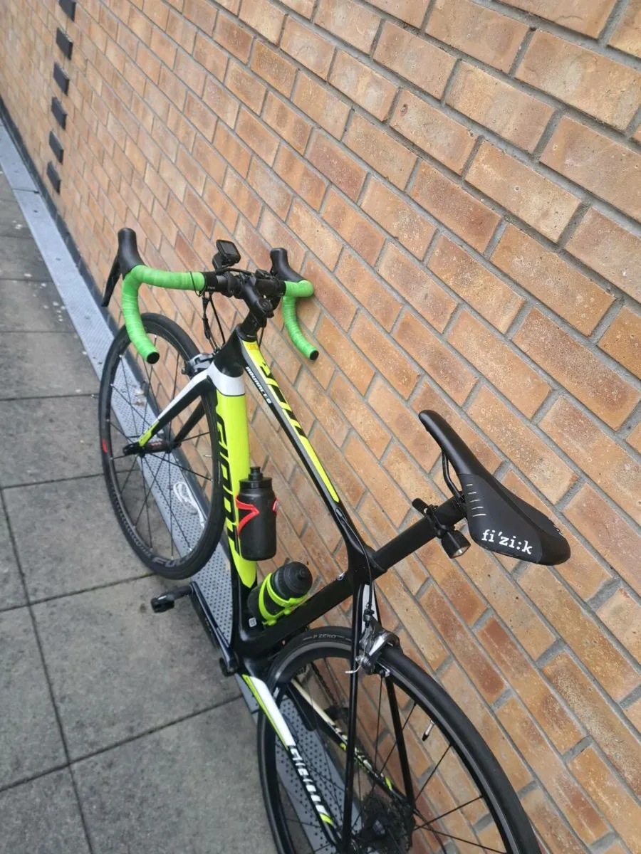 GIANT TCR ADVANCED ROAD BIKE. M SIZE. - Image 2