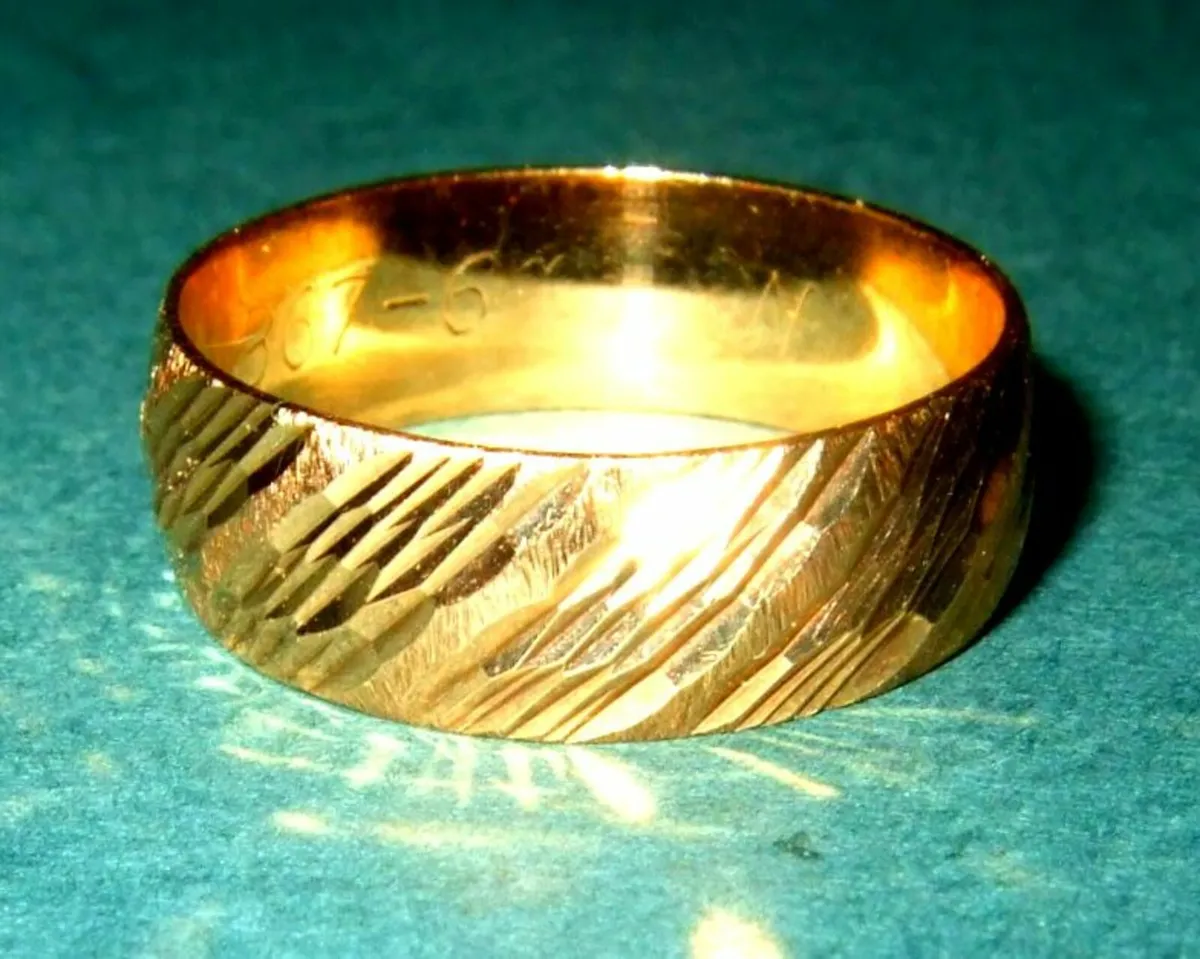 Vintage 9ct Gold Hallmarked Wedding Band - Image 1