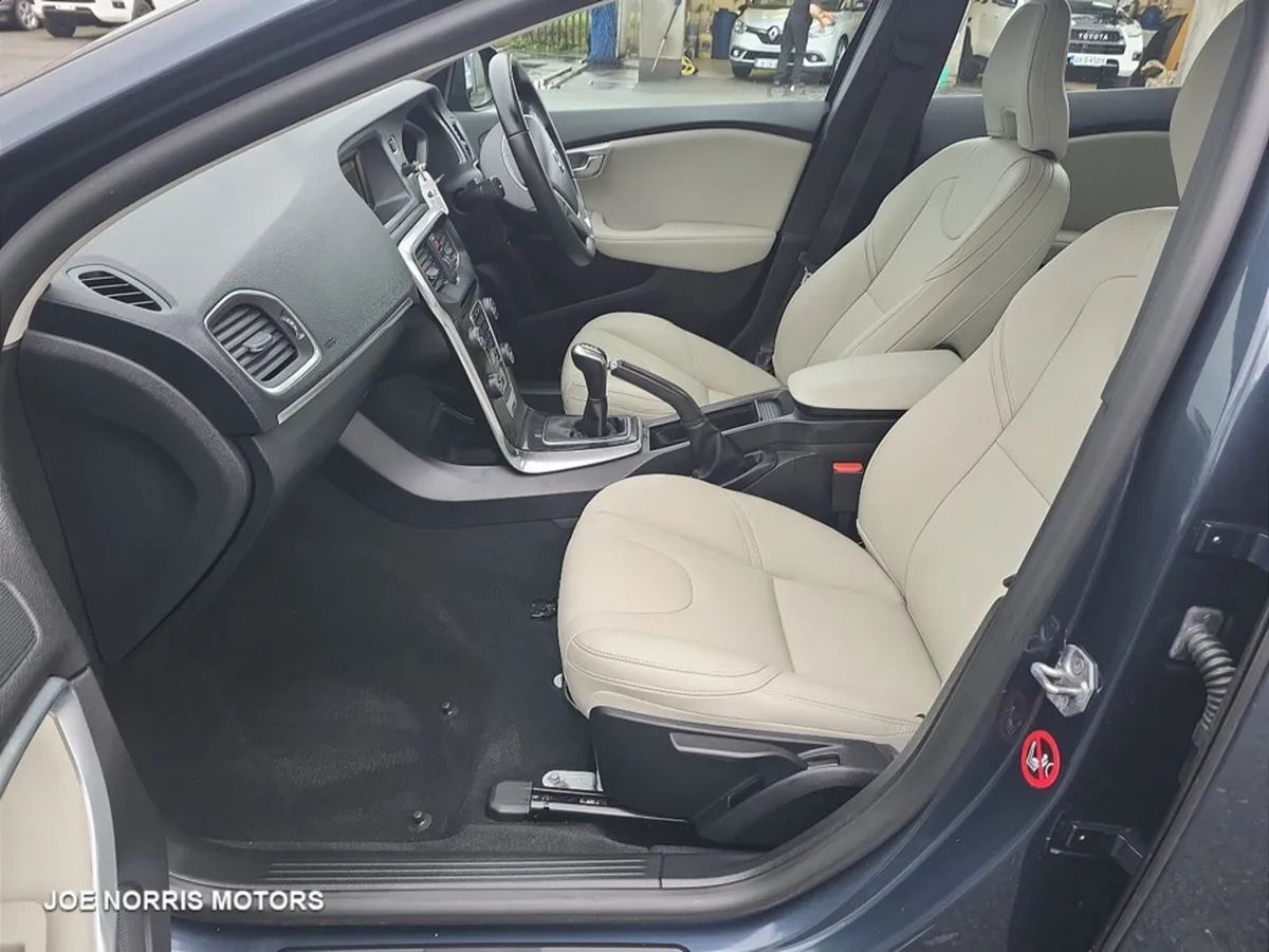 Volvo V40 D2 MOMENTUM ED 5DR - Image 4