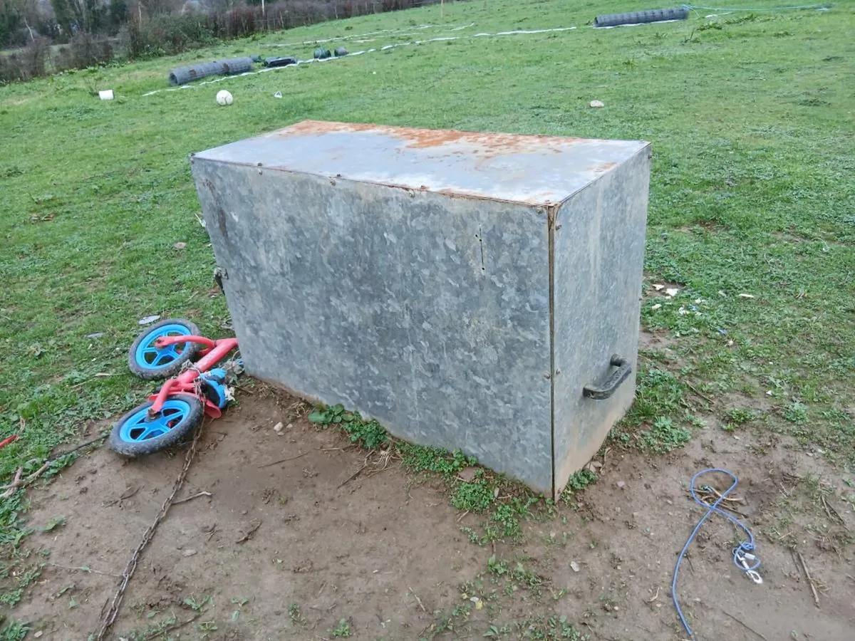 Steel box - Image 1