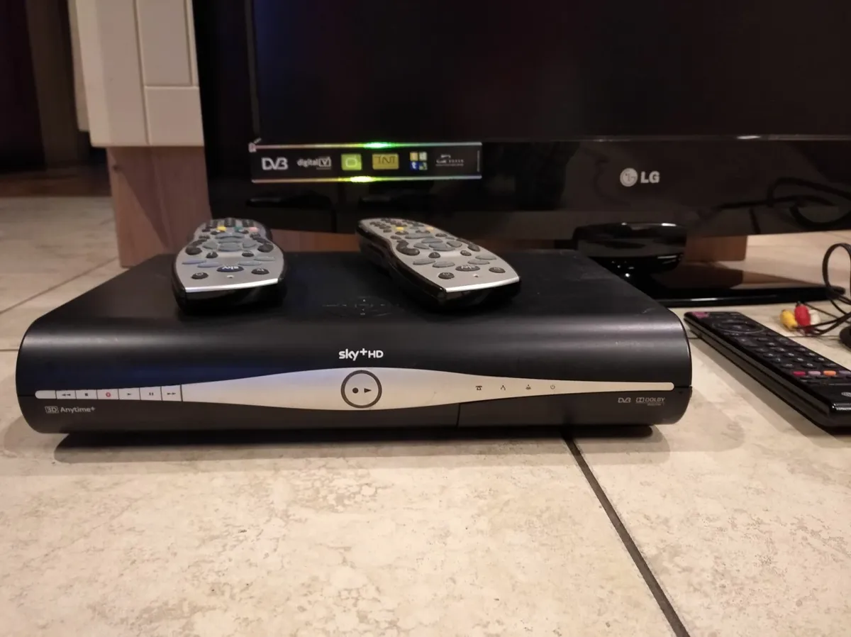 TV LG 32"+Sky box - Image 3