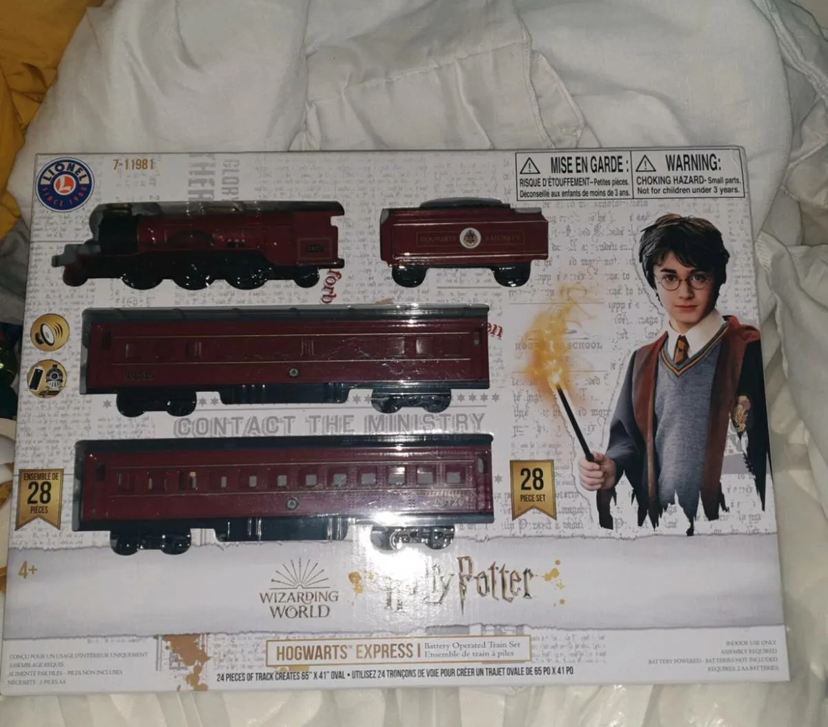 HARRY POTTER  HOGWARTS EXPRESS LIONEL TRAIN.