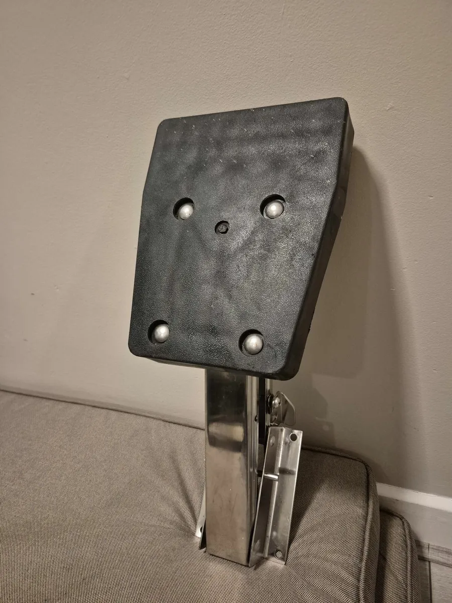 Auxiliary bracket and old Mariner 2.5 2 stroke - Image 2