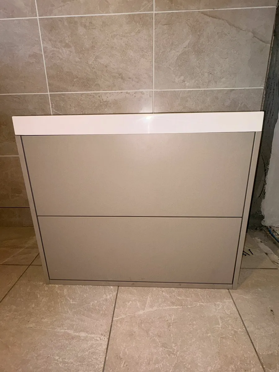 Wash stand with drawers and basin - Image 2