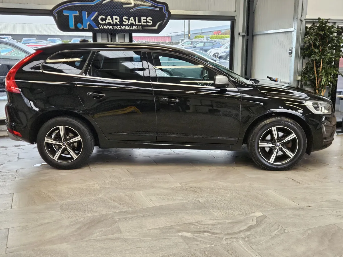 17 VOLVO XC60 R-DESIGN 190 BHP - Image 3