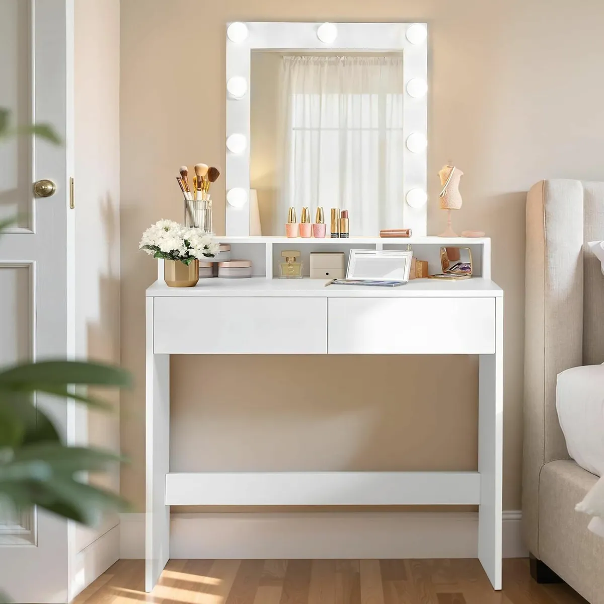 Dressing table with bulbs - Image 1