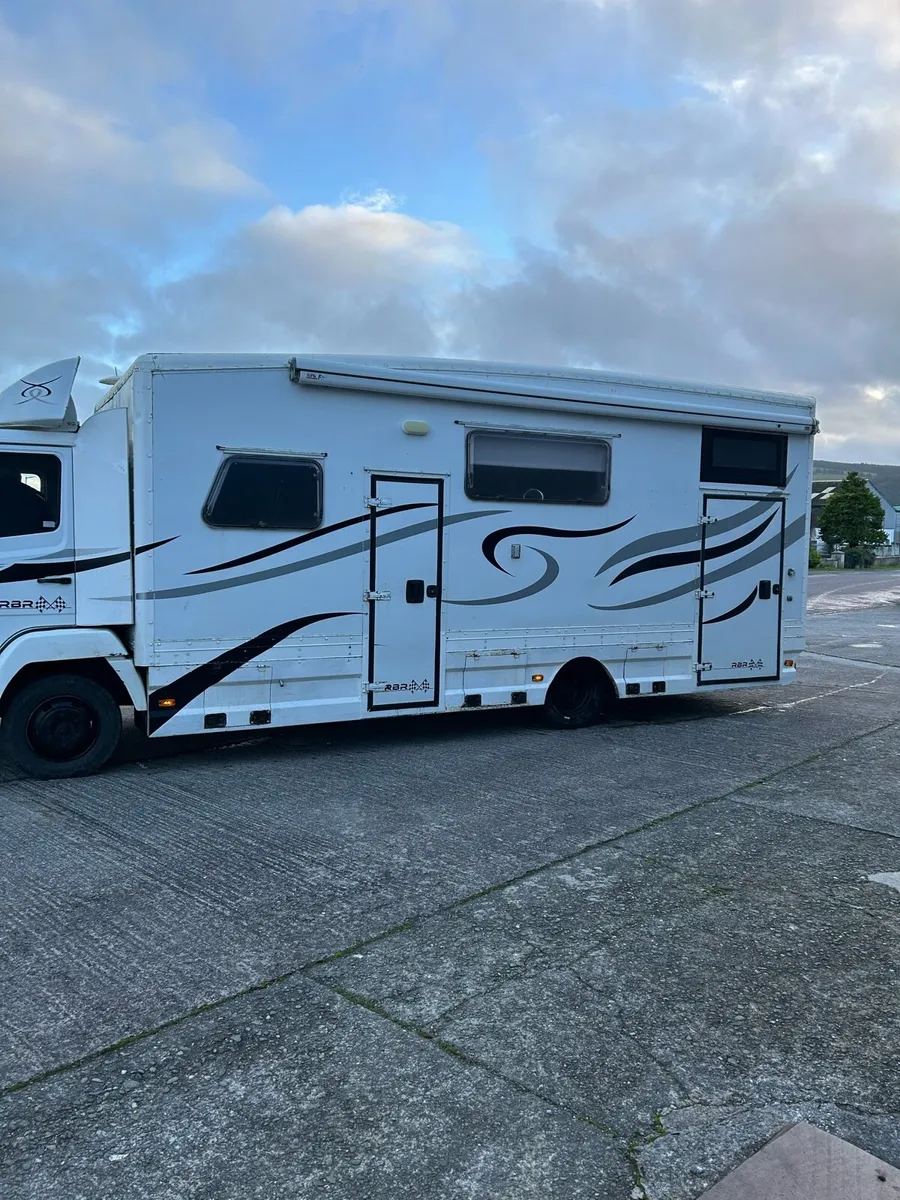 Mercedes camper - Image 2