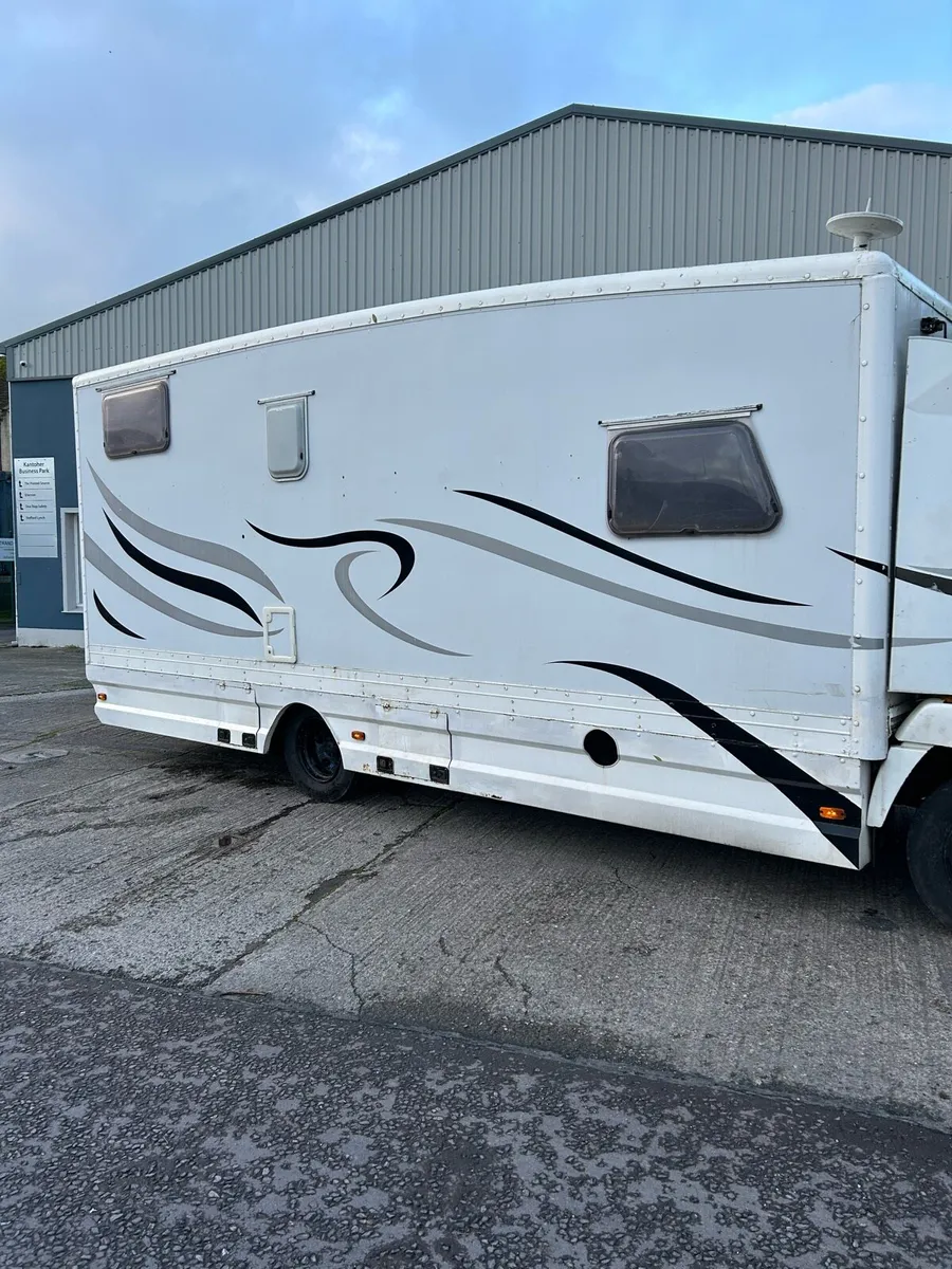 Mercedes camper - Image 3