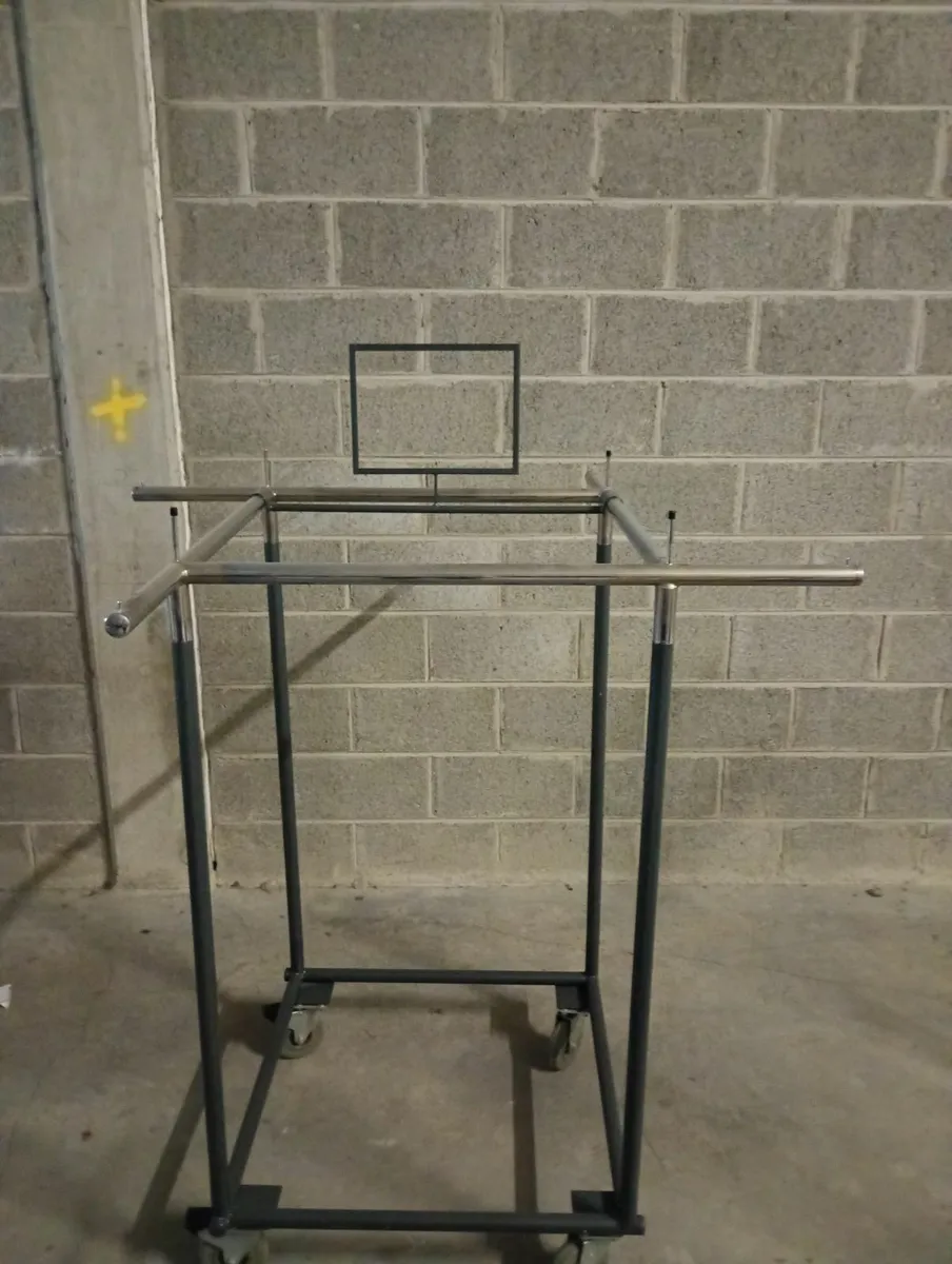 Free standing retail fixture - Image 1