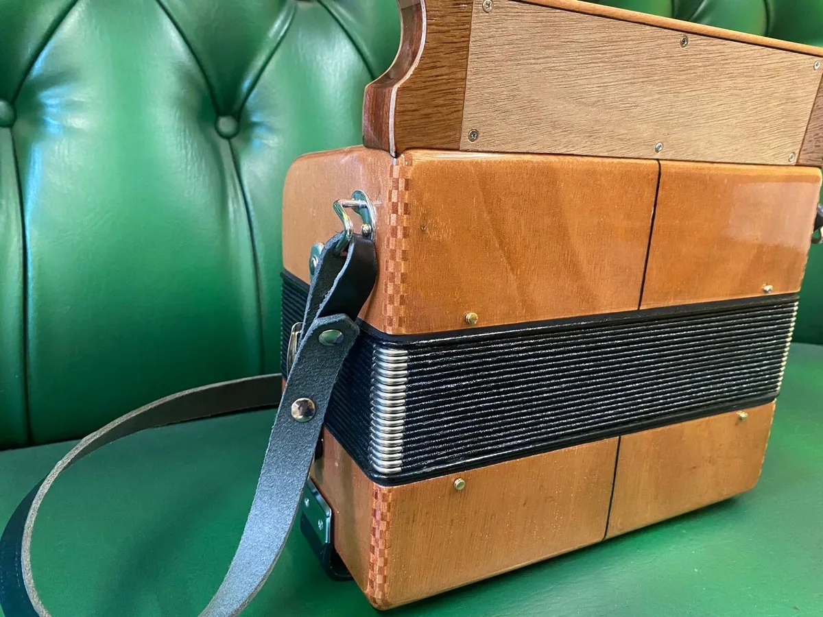 Hohner black dot 1950,s accordion - Image 4