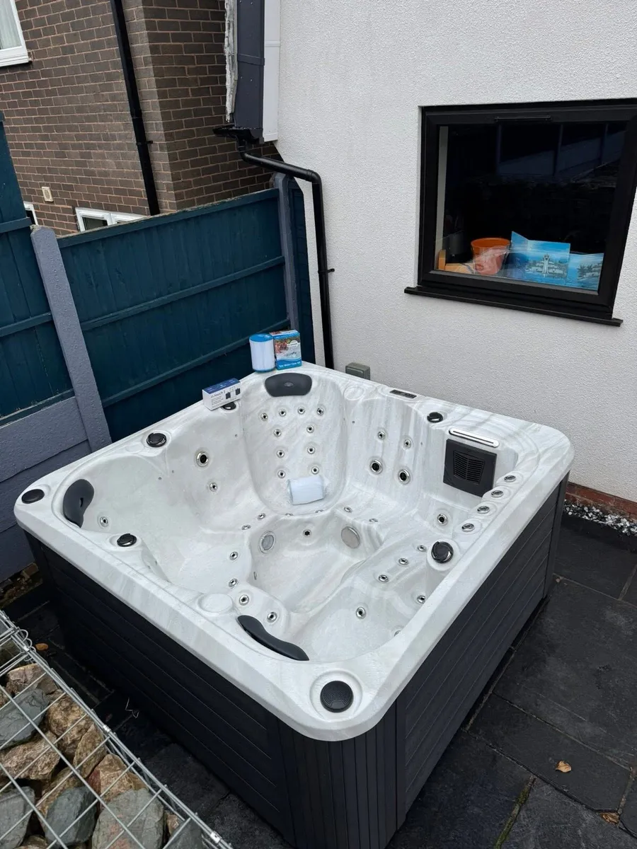 Free Delivery - Milano Hot Tub Plug & Play - Image 1