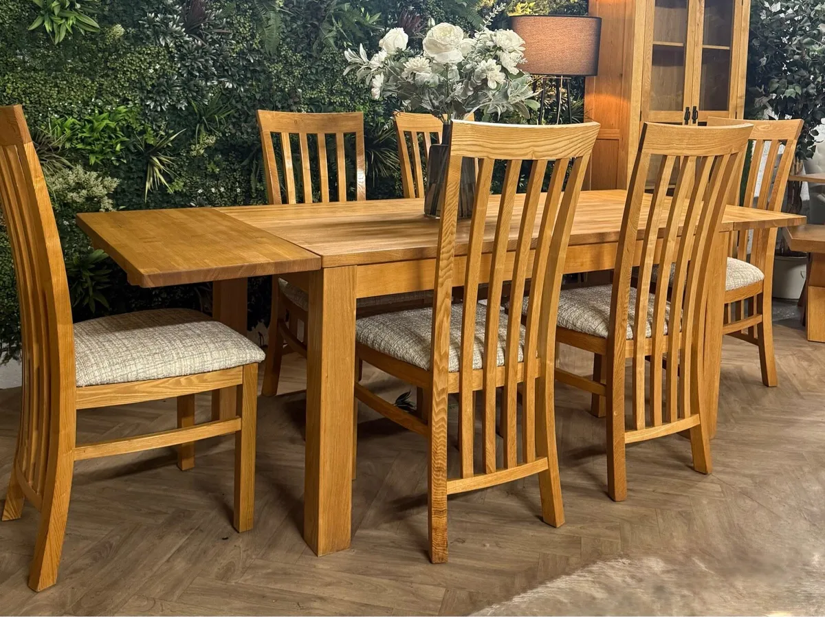 Extending oak kitchen table & 6 chairs/dining set - Image 1