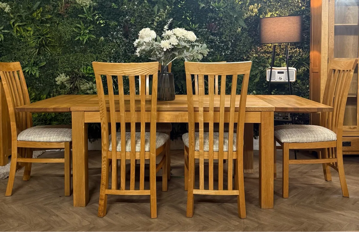 Extending oak kitchen table & 6 chairs/dining set - Image 2