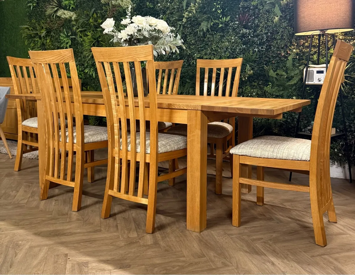 Extending oak kitchen table & 6 chairs/dining set - Image 3