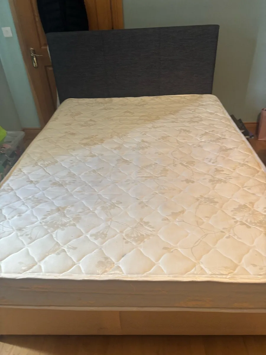 Bed and bedside lockers - Image 3