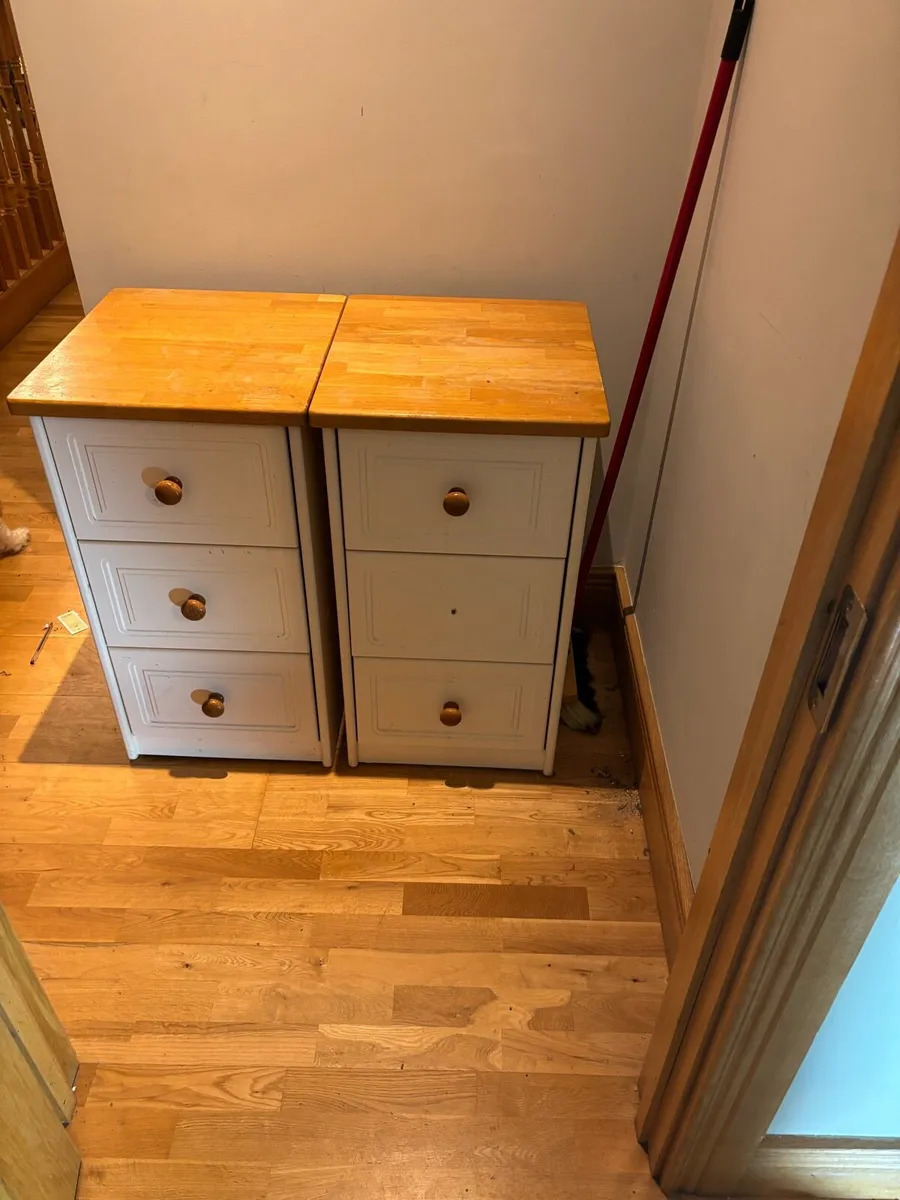 Bed and bedside lockers - Image 4