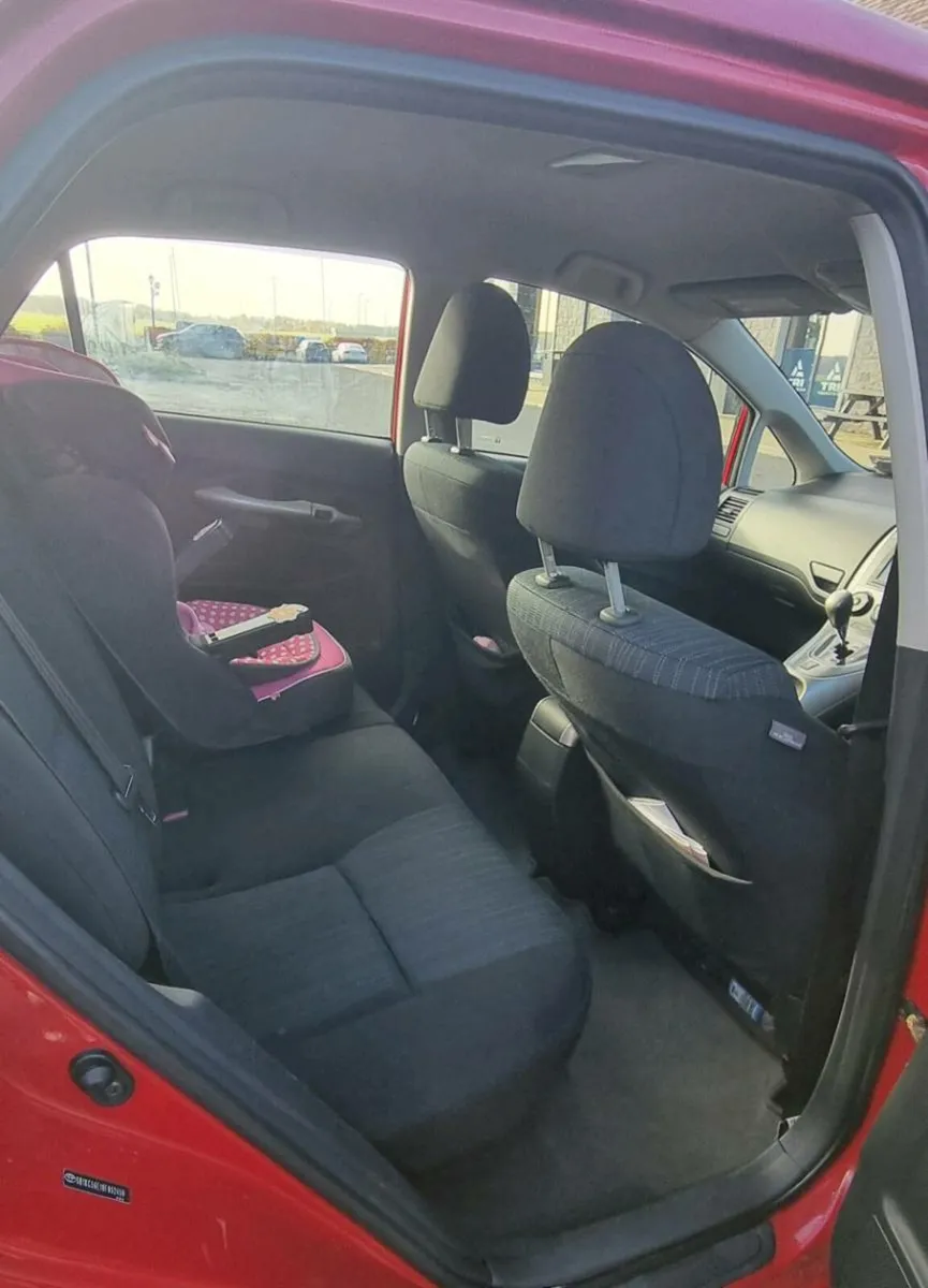 Toyota Auris 1.4d Automatic - Image 2