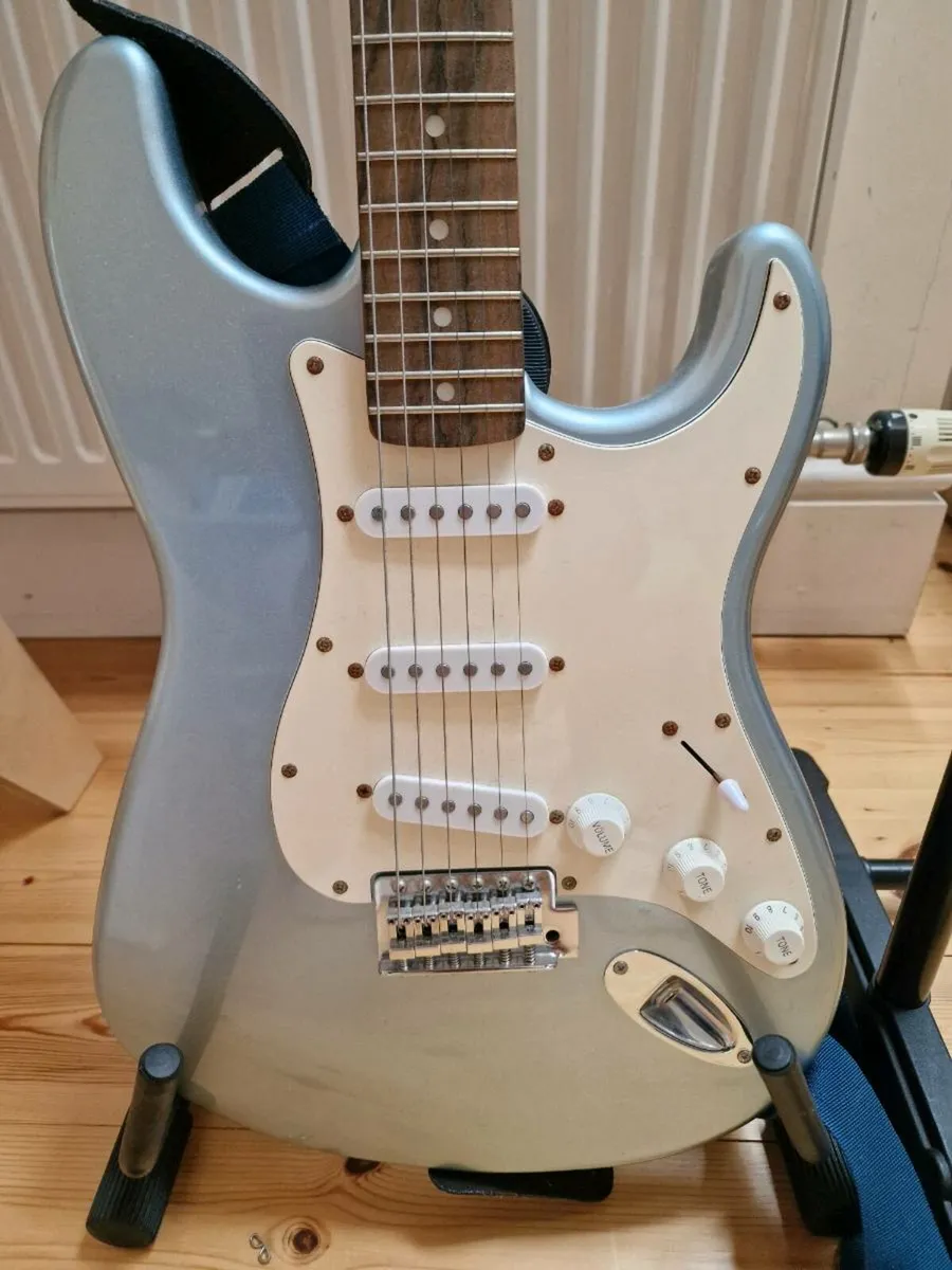 Fender Squire Stratocaster - Image 2