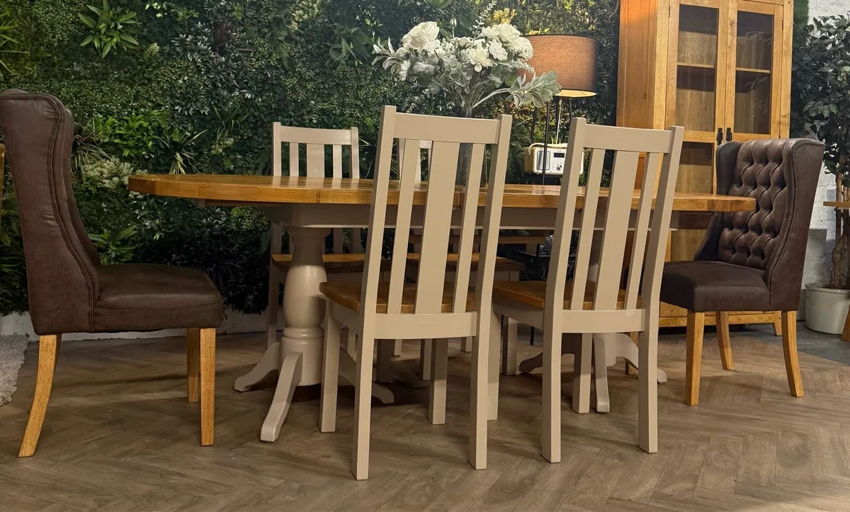 Extending oak kitchen table & 6 chairs/dining set - Image 1