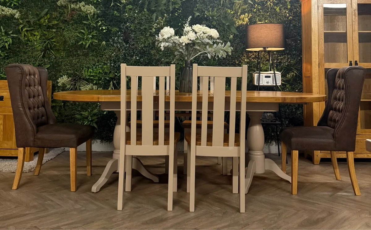 Extending oak kitchen table & 6 chairs/dining set - Image 2