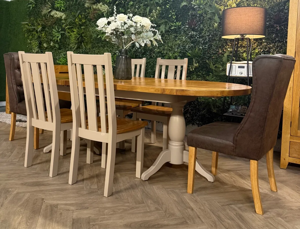 Extending oak kitchen table & 6 chairs/dining set - Image 3