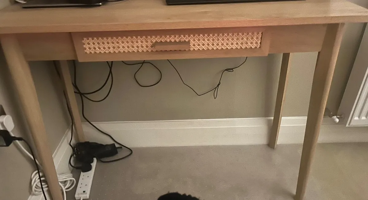Desk with drawer and wicker pattern - Image 3