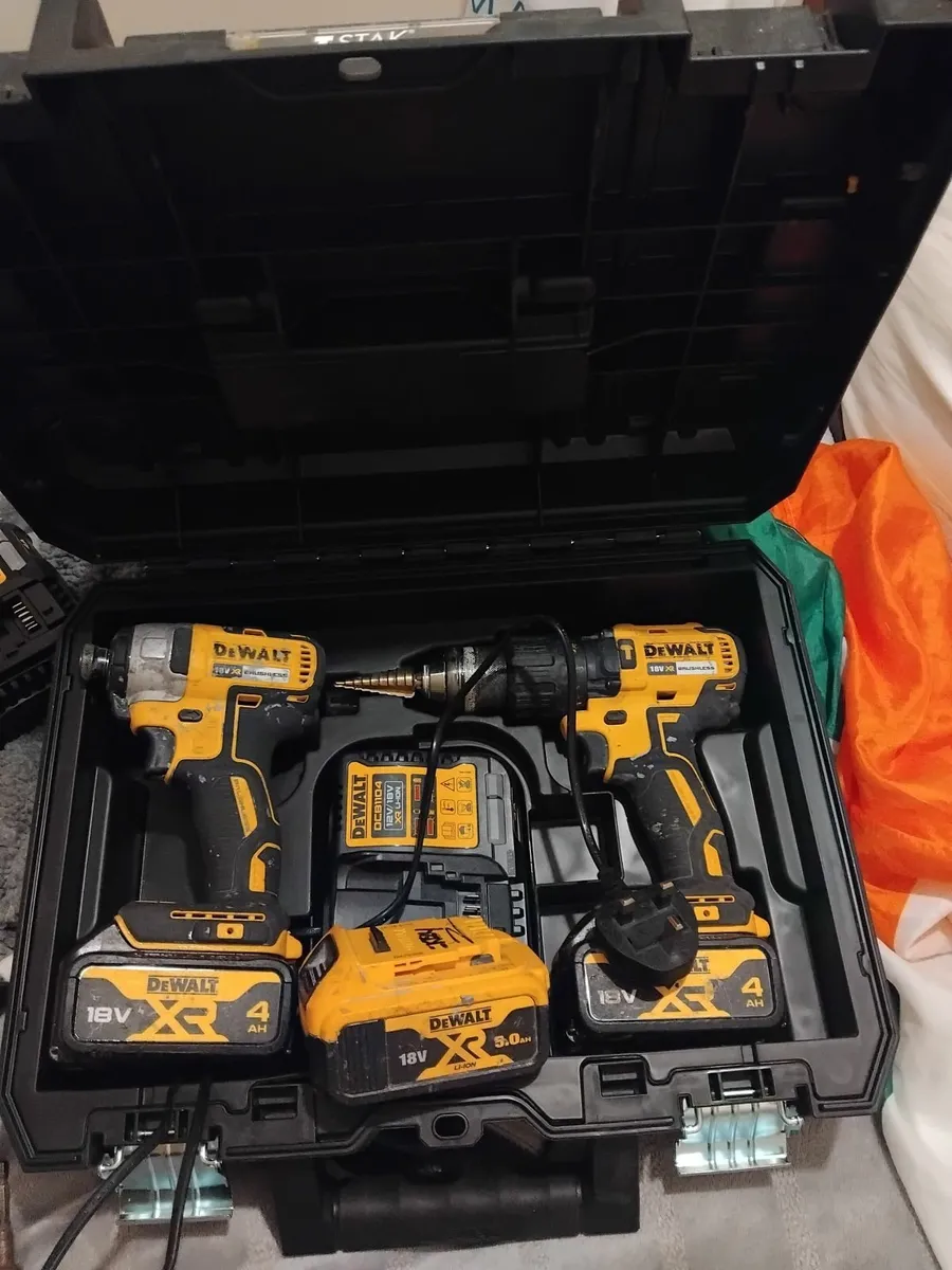 DeWalt impact and drill  set 3 batteries - Image 1