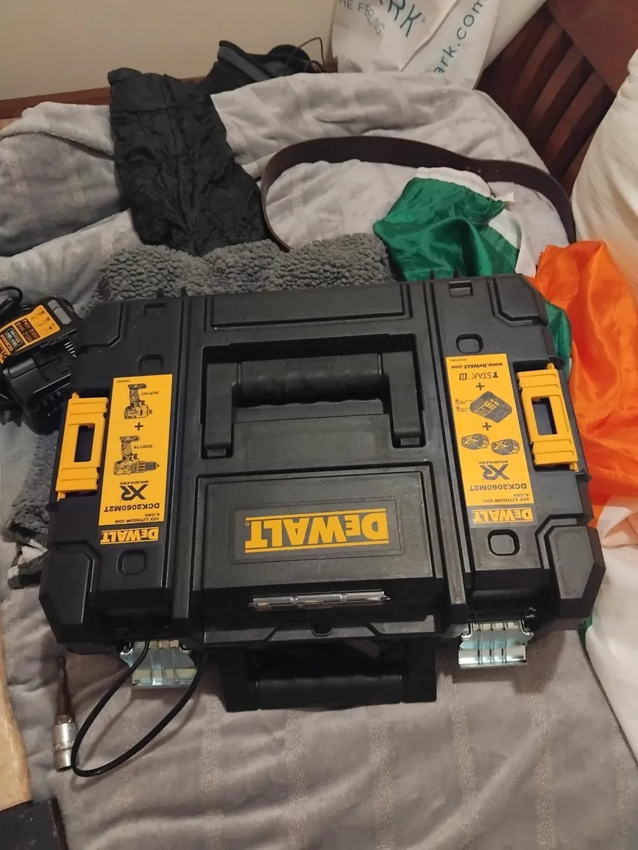 DeWalt impact and drill  set 3 batteries - Image 2