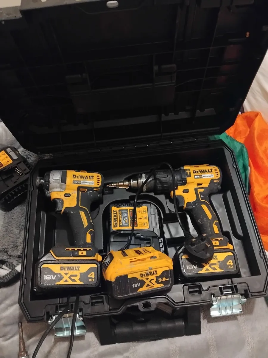 DeWalt impact and drill  set 3 batteries - Image 3