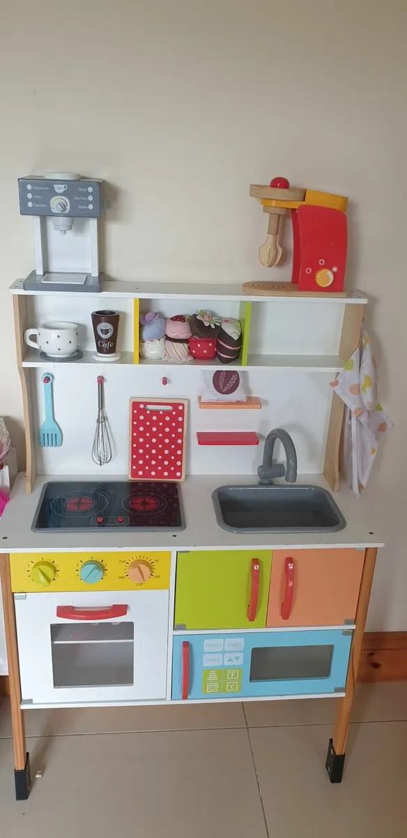 Kids kitchen with many accesories - Image 1