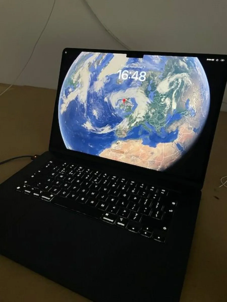 Apple MacBook Air + Mouse - Image 1