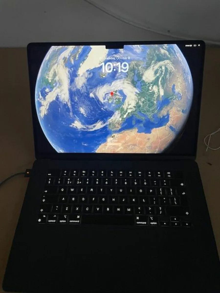 Apple MacBook Air + Mouse - Image 2