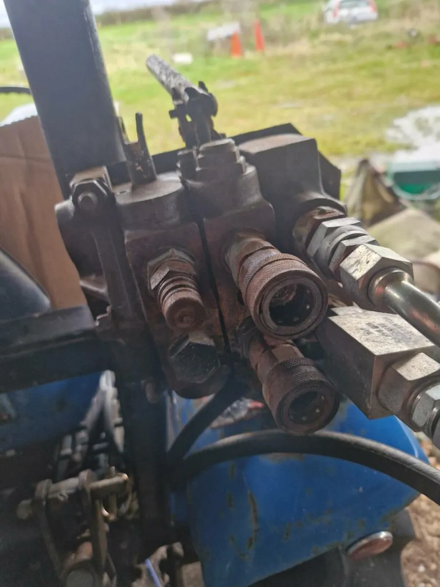 Compact tractor - Image 2