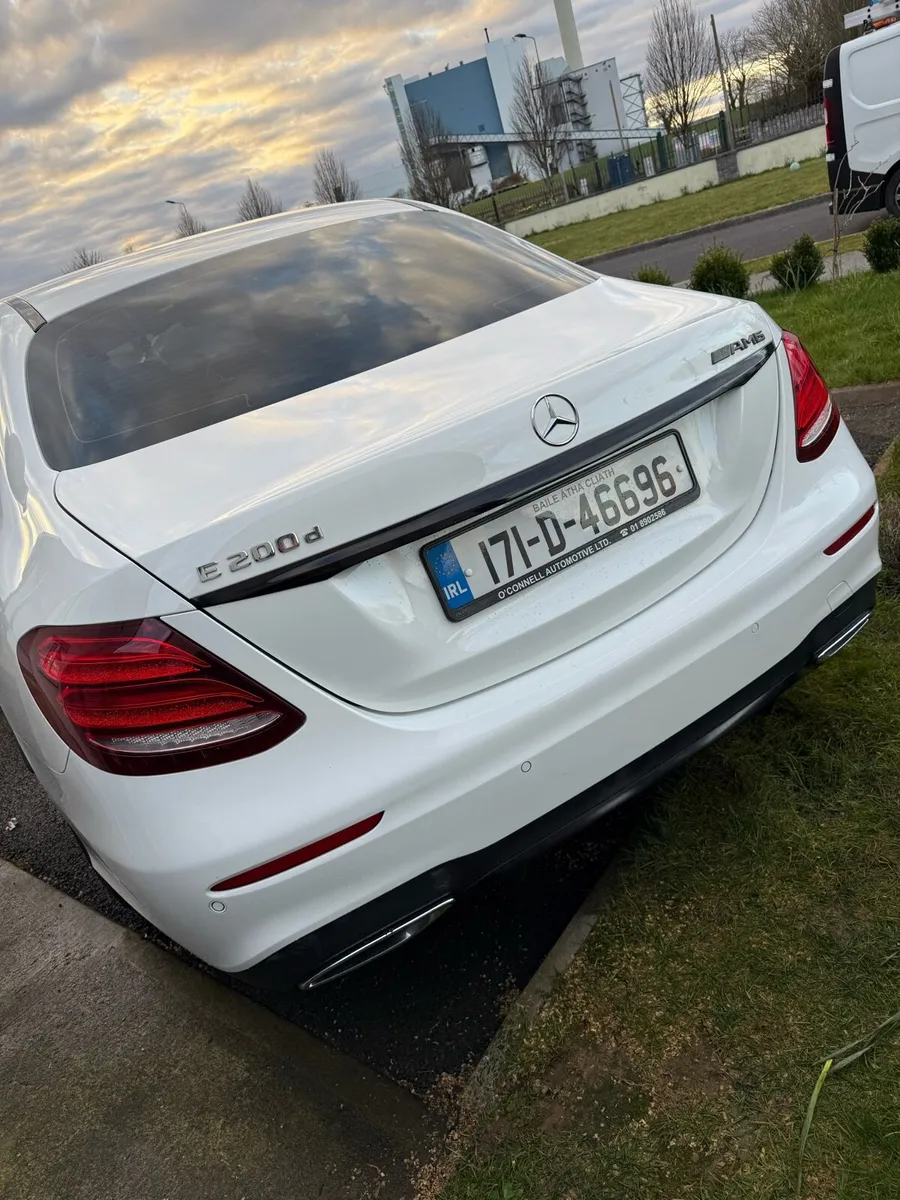 171 Mercedes E Class 200d - Image 2