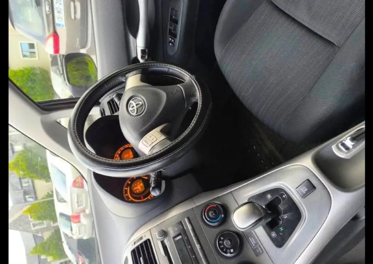 Automatic Toyota Auris 2008 - Image 2