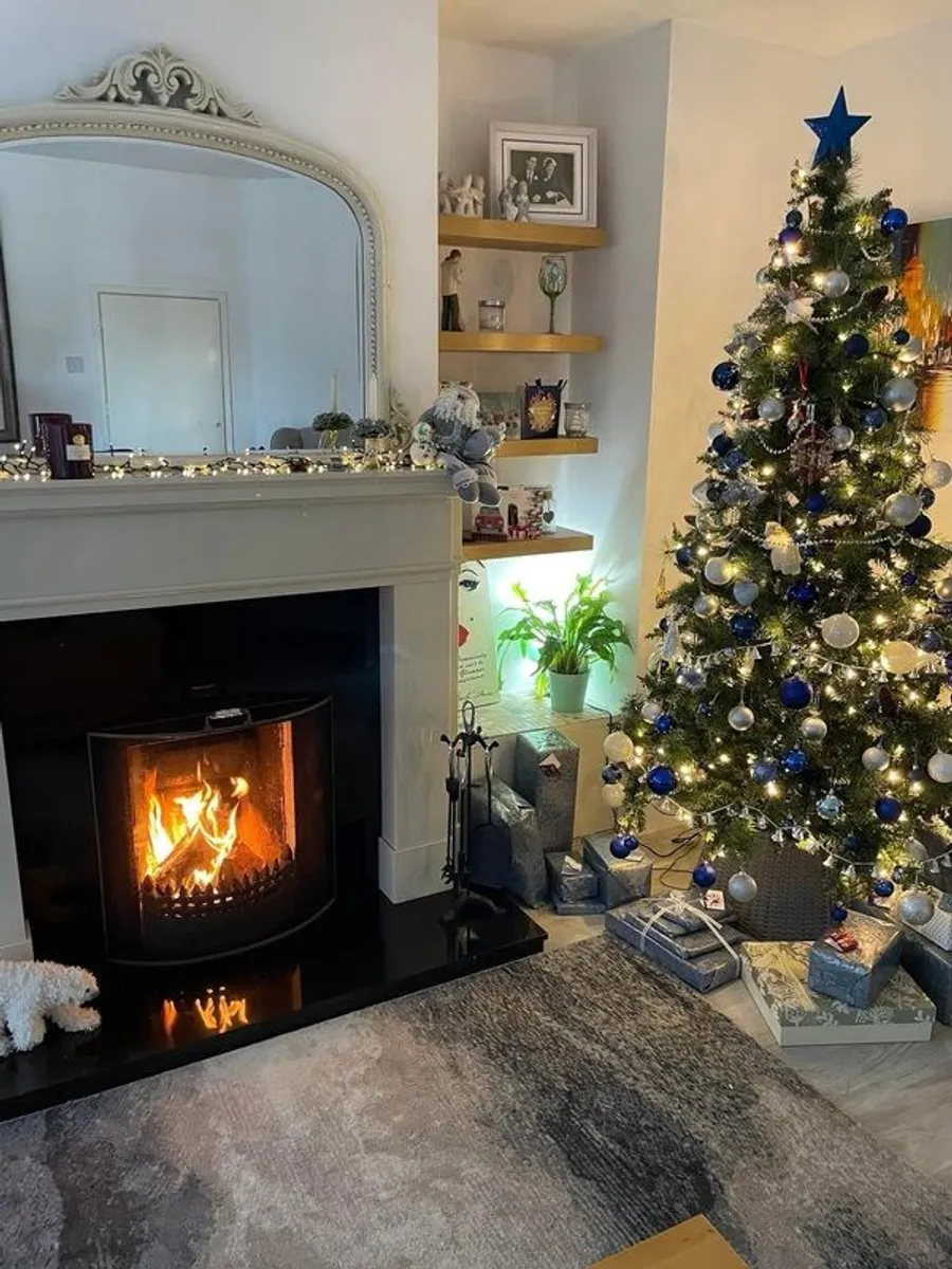 Christmas tree 7ft pre-lit. In perfect condition, only used once. - Image 1