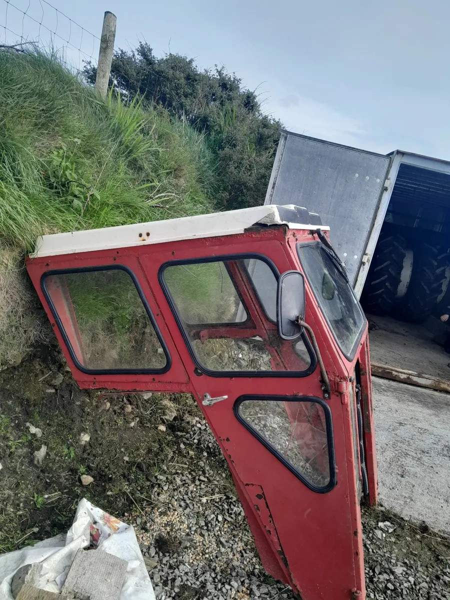 Tractor cab - Image 1