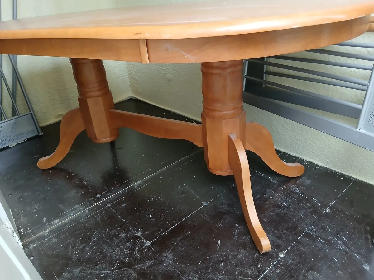 Table and chairs - Image 1