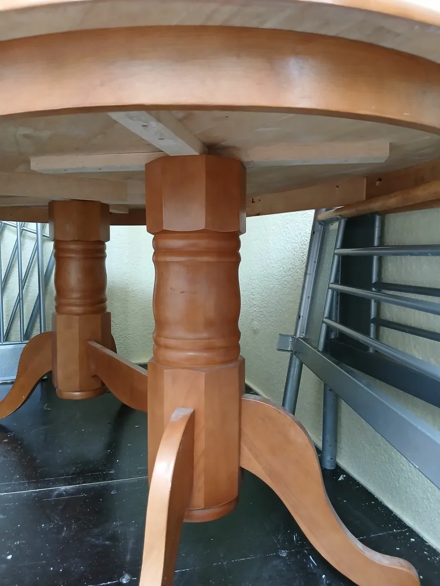 Table and chairs - Image 3