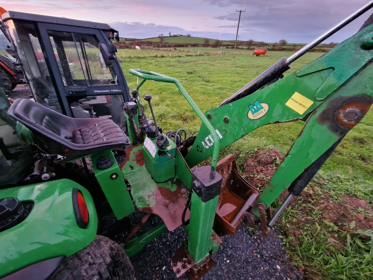 John Deere 44hp Compact Tractor 4 in 1 Loader - Image 3